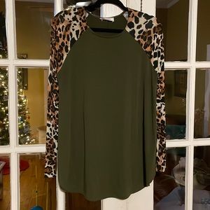 Women’s Zenana Leopard sleeves XL top